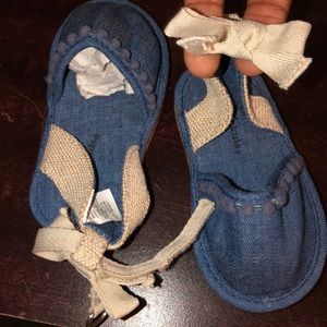 Cute toddler sandals never worn strap around ankle